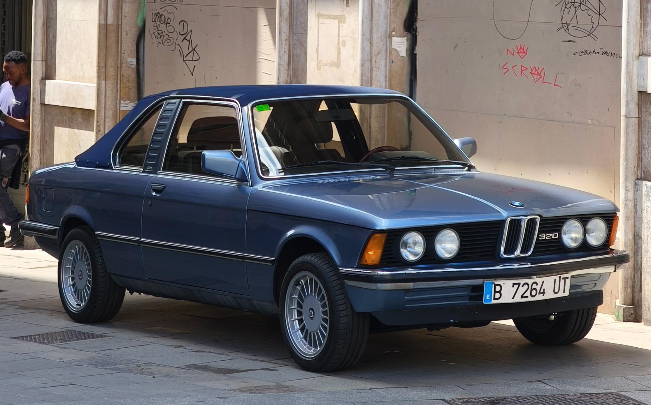 BMW E21 frente a un muro urbano de Barcelona — contexto para spot publicitario y brand film