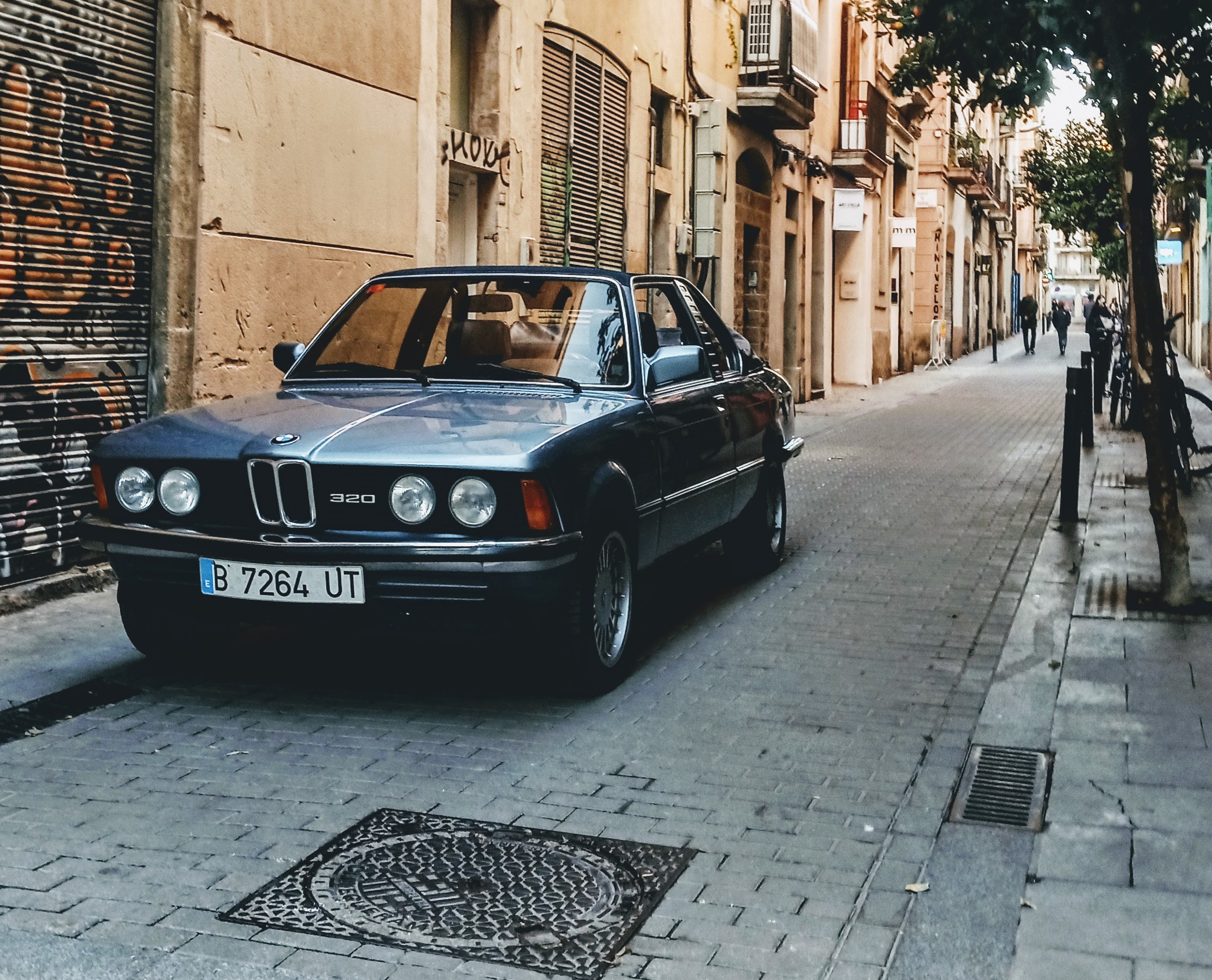 Vista delantera tres cuartos del BMW E21 en una calle del Barrio Gótico de Barcelona