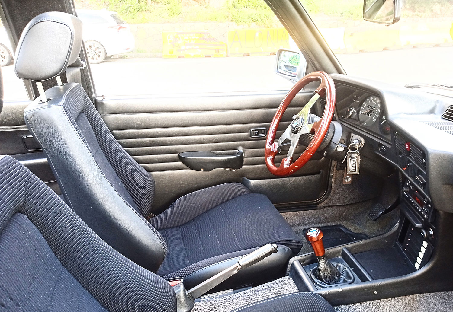 Interior del BMW E21: asientos Recaro y volante de madera