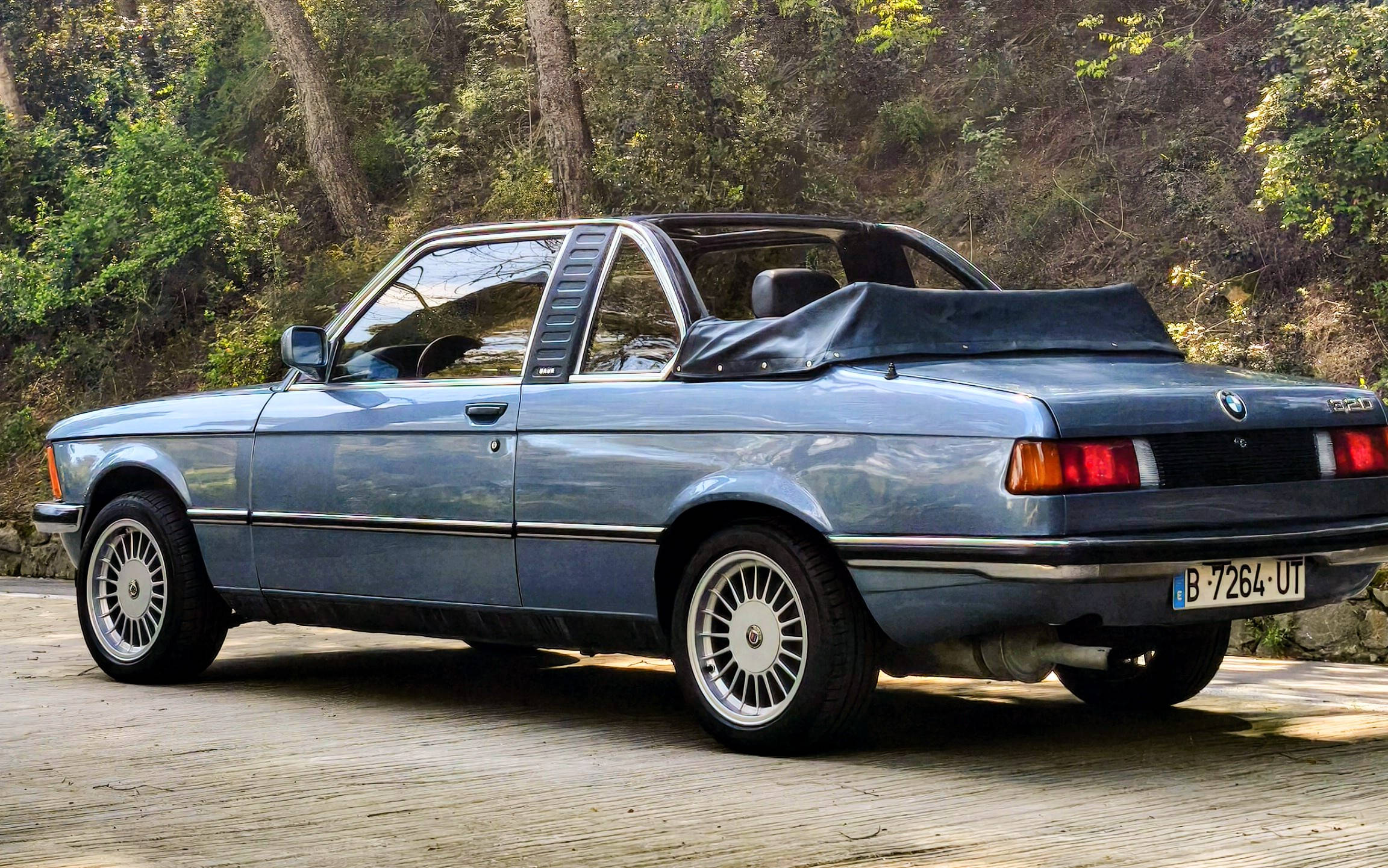 BMW E21 con la barra antivuelco Targa Baur a la vista, aparcado en un bosque