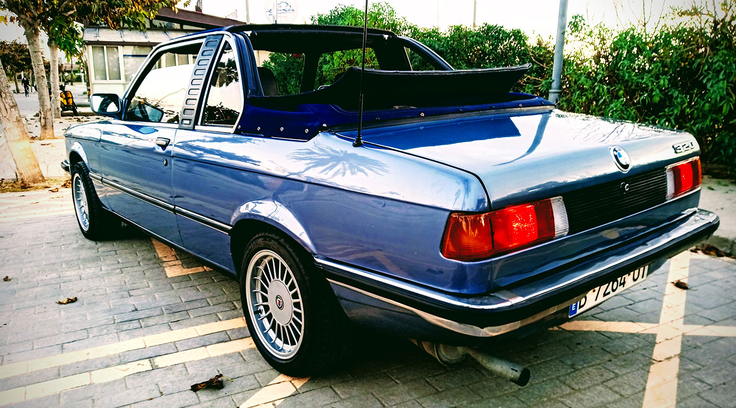 Vista trasera tres cuartos cenital del BMW E21