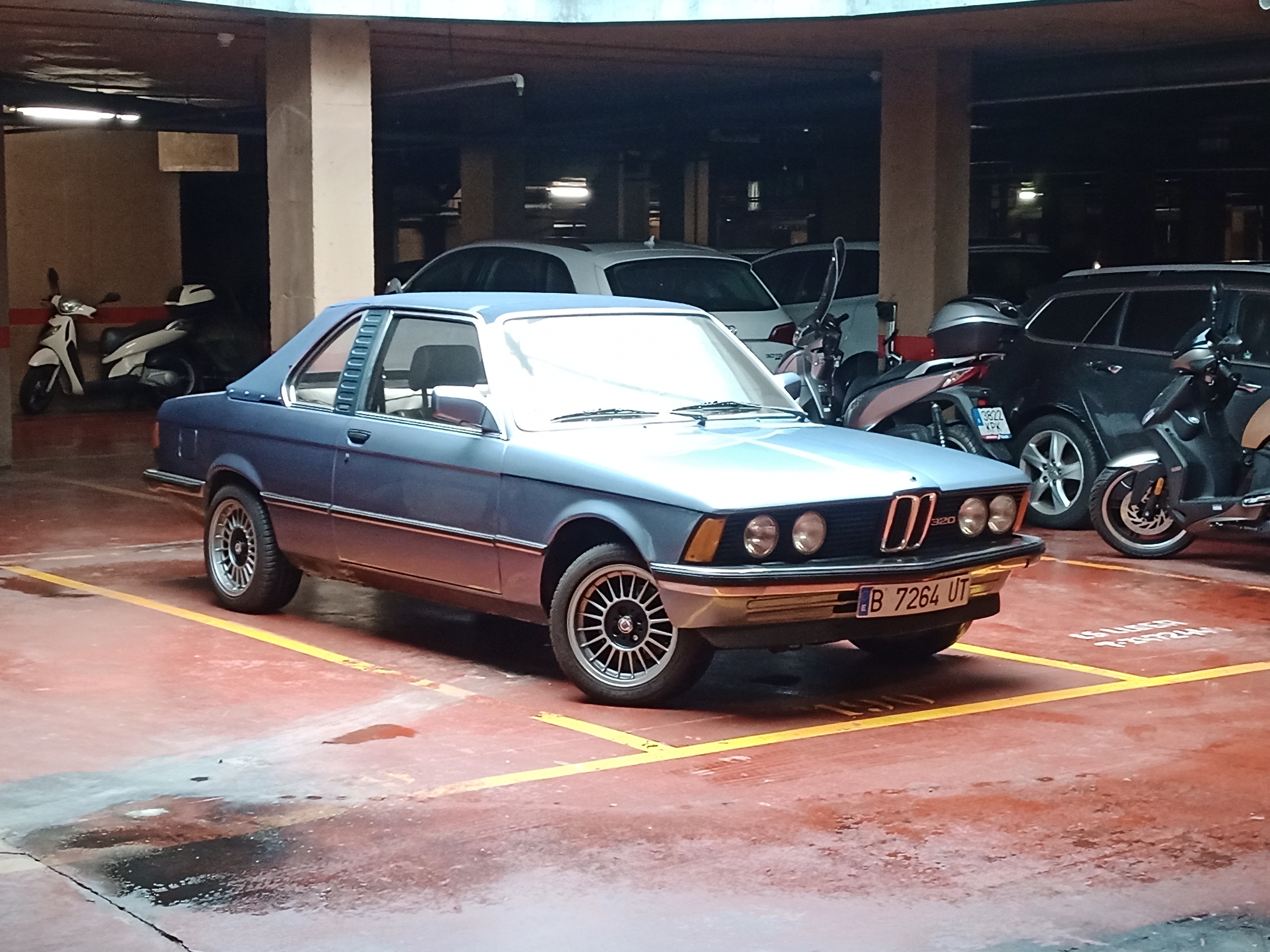 Vista de perfil lateral del BMW E21 en un aparcamiento