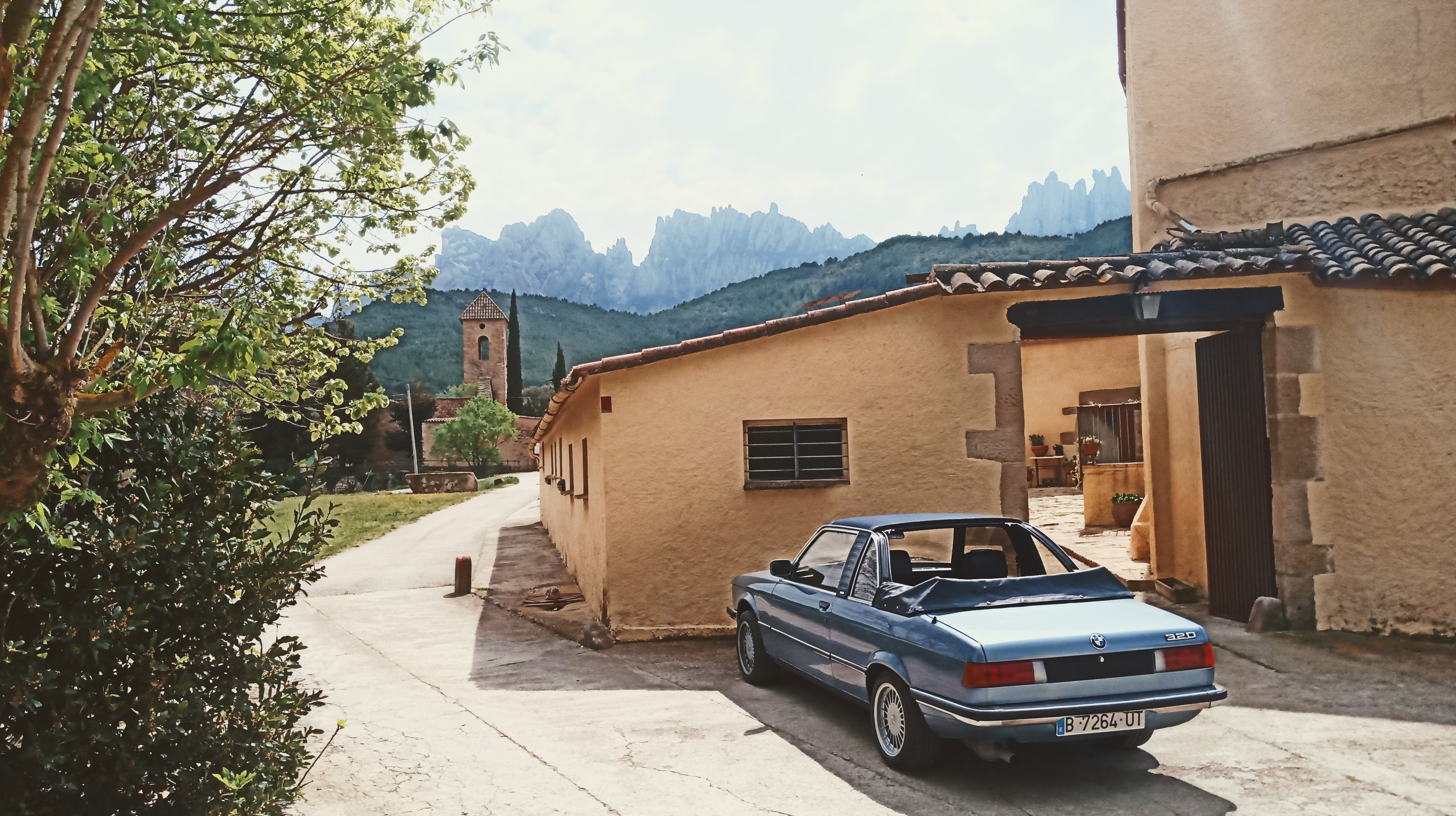 Vista trasera tres cuartos con Montserrat al fondo, capota bajada